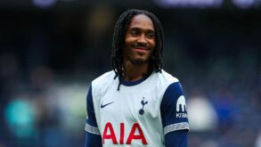 لاعب كرة القدم دجيد سبنس يرتدي قميص منتخب إنجلترا