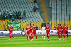 لاعب الأهلي محمد علي بن رمضان يرتدي قميص الفريق