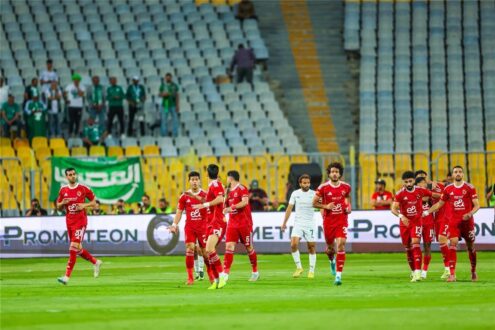 لاعب الأهلي محمد علي بن رمضان يرتدي قميص الفريق