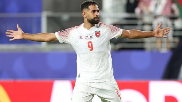 لاعب كرة القدم علي علوان يرتدي قميص نادي السيلية القطري
