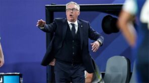 كارلو أنشيلوتي يغني النشيد الوطني البرازيلي خلال مباراة كأس العالم 2026