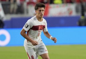 لاعب كرة القدم التركي أردا جولر يعبر عن حزنه بعد مباراة