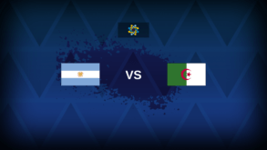 لاعبو الأرجنتين والجزائر يتنافسون على الكرة في مباراة بكأس العالم 2026
