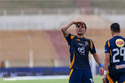 لاعب كرة القدم أشرف بن شرقي يرتدي قميص النادي الأهلي