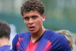 لاعب كرة قدم مصري شاب يرتدي قميص برشلونة