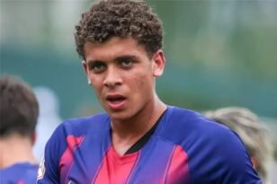 لاعب كرة قدم مصري شاب يرتدي قميص برشلونة