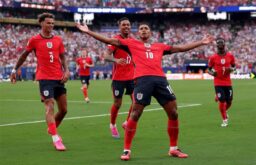 جود بيلينجهام وهاري كين يحتفلان بهدف لمنتخب إنجلترا