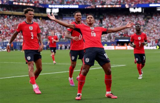 جود بيلينجهام وهاري كين يحتفلان بهدف لمنتخب إنجلترا