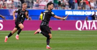لاعب كندا ستيفن يوستاشيو يحتفل بتسجيل هدف الفوز في كأس العالم 2026