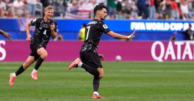 لاعب كندا ستيفن يوستاشيو يحتفل بتسجيل هدف الفوز في كأس العالم 2026