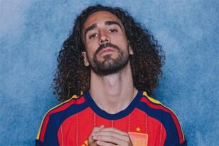 مدرب منتخب إسبانيا لويس دي لا فوينتي يتحدث في مؤتمر صحفي