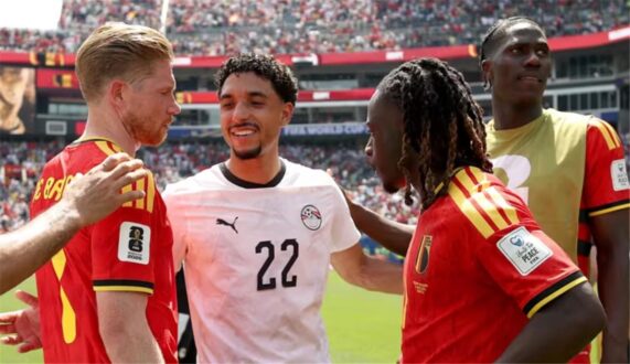 لاعب كرة القدم جيريمي دوكو يركض في الملعب خلال مباراة بين بلجيكا ومصر