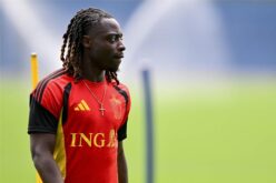 لاعب كرة القدم جيريمي دوكو يركض بالكرة خلال مباراة