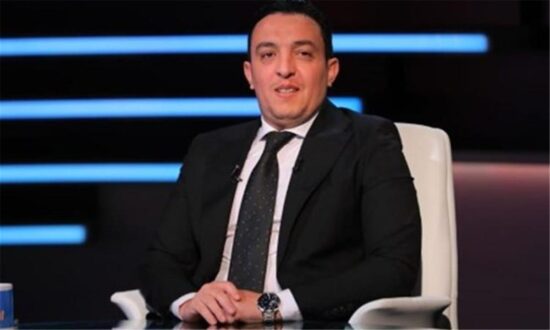 لاعبو منتخب مصر يحتفلون بهدف خلال مباراة في كأس العالم