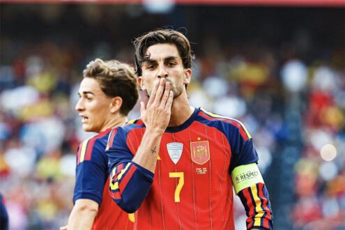 فيران توريس لاعب برشلونة يرتدي قميص منتخب إسبانيا