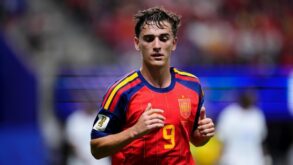 لاعب برشلونة جافي يتحدث في مؤتمر صحفي