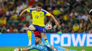 فيكتور جيوكيريس لاعب السويد يحتفل بتسجيل هدف في مرمى تونس بكأس العالم 2026