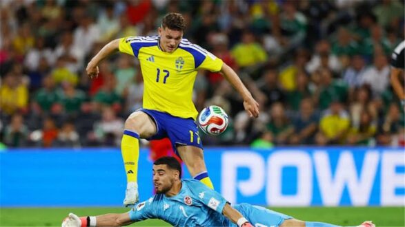 فيكتور جيوكيريس لاعب السويد يحتفل بتسجيل هدف في مرمى تونس بكأس العالم 2026