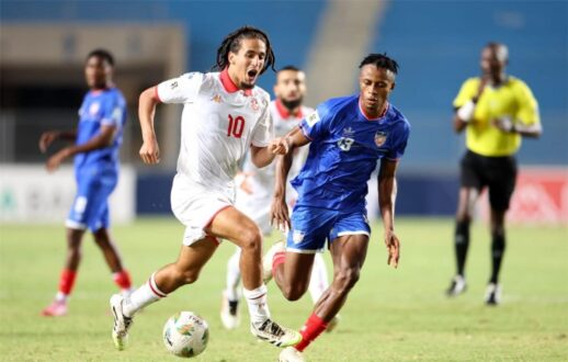 حنبعل المجبري لاعب منتخب تونس يرتدي قميص الفريق خلال مباراة في كأس العالم 2026