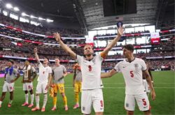 هاري كين قائد منتخب إنجلترا يحتفل بهدف خلال مباراة كأس العالم