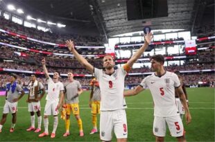 هاري كين قائد منتخب إنجلترا يحتفل بهدف خلال مباراة كأس العالم