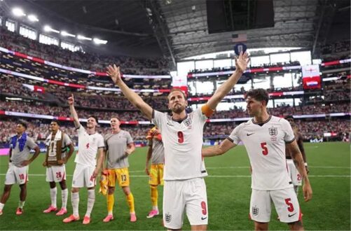 هاري كين قائد منتخب إنجلترا يحتفل بهدف خلال مباراة كأس العالم
