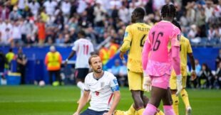 لاعب كرة القدم هاري كين يظهر عليه الإحباط بعد إهداره فرصة تسجيل هدف