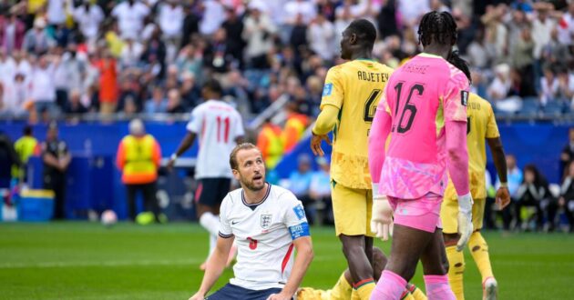 لاعب كرة القدم هاري كين يظهر عليه الإحباط بعد إهداره فرصة تسجيل هدف