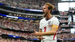 صورة لهاري كين لاعب بايرن ميونخ وهو يحتفل بهدف