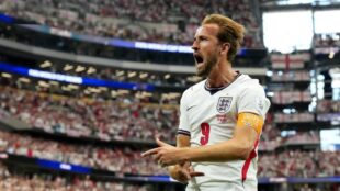 صورة لهاري كين لاعب بايرن ميونخ وهو يحتفل بهدف