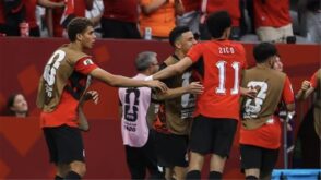لاعب منتخب مصر حسام عبد المجيد يتدرب استعدادًا لمباراة أستراليا في كأس العالم