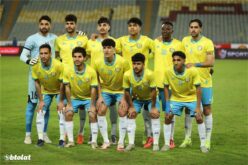 لاعب كرة قدم يوقع على وثيقة فسخ عقد مع مسؤولين في نادي الإسماعيلي