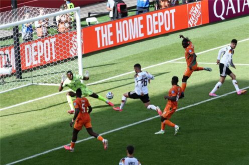 لاعبو كوت ديفوار وألمانيا يتنافسون على الكرة في مباراة بكأس العالم 2026