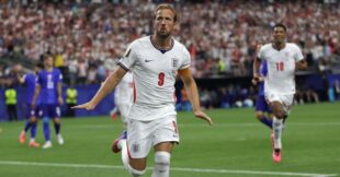 جود بيلينجهام وهاري كين يحتفلان بهدف لمنتخب إنجلترا