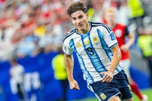 لاعب أتلتيكو مدريد جوليان ألفاريز يرتدي قميص الفريق