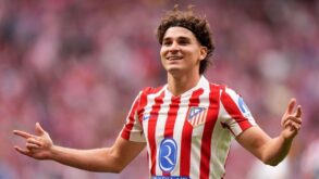 صورة جوليان ألفاريز لاعب كرة قدم يرتدي قميص أتلتيكو مدريد