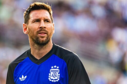ليونيل ميسي يرفع كأس العالم