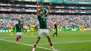 لاعبو المكسيك يحتفلون بهدف في مرمى جنوب أفريقيا خلال افتتاح كأس العالم 2026