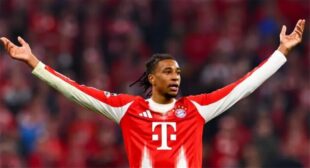 لاعب كرة القدم مايكل أوليس يرتدي قميص بايرن ميونخ