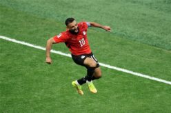 محمد صلاح يرتدي قميص منتخب مصر
