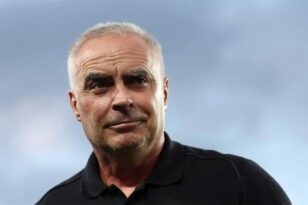 مدرب نيوزيلندا دارين بازيلي يتحدث في مؤتمر صحفي عن مباراة مصر في كأس العالم 2026