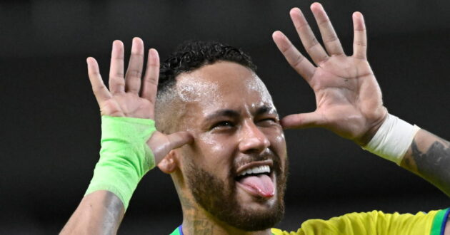 نيمار يحتفل بتسجيل هدف أو يشارك في مباراة مع منتخب البرازيل في كأس العالم