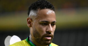 نيمار يحتفل بهدف مع منتخب البرازيل