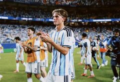 لاعب كرة القدم نيكو باز يرتدي قميص ريال مدريد