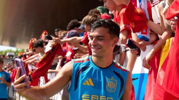 نجم برشلونة بيدري يتحدث عن مواهب النادي ونصائح عائلته