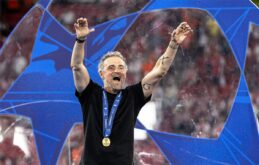 لاعب كرة قدم يان ديوماندي يرتدي قميص لايبزيج