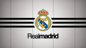 إبراهيما كوناتي يرتدي قميص ريال مدريد