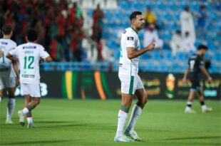 صورة للاعب كرة القدم المصري أحمد حسن كوكا بقميص نادي الاتفاق السعودي