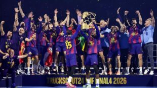 لاعب كرة اليد المصري سيف الدرع يحتفل بفوز برشلونة بلقب دوري أبطال أوروبا