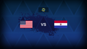 لاعبو منتخب الولايات المتحدة الأمريكية وباراجواي يتنافسون على الكرة في مباراة بكأس العالم 2026
